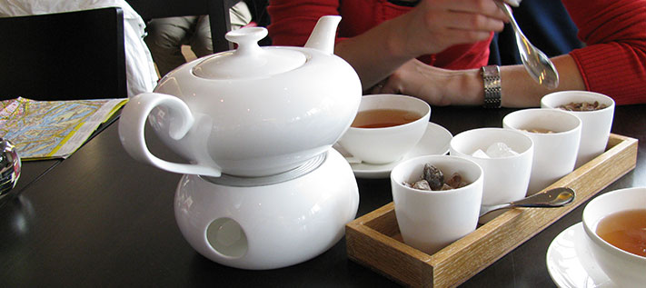 Zubereitung von Tee, Pflege Teekanne, Teekanne Patina, Belag Teekanne