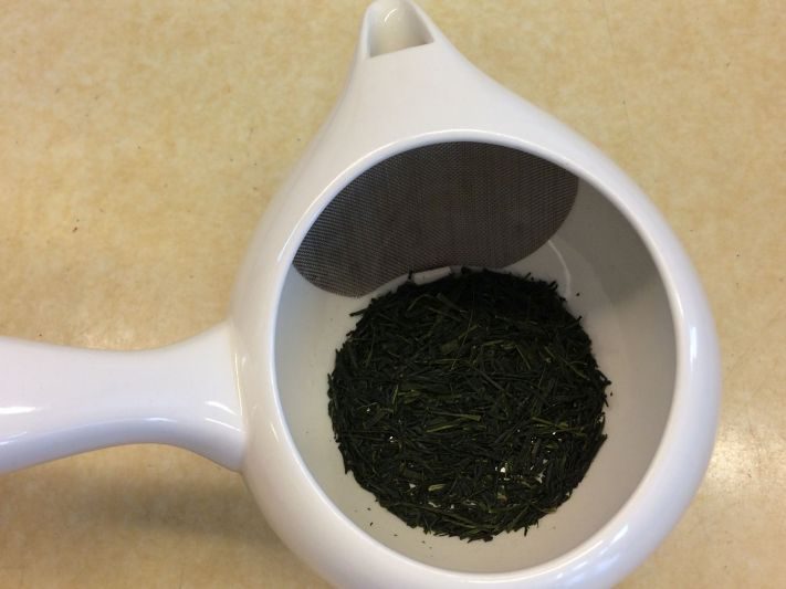 Gyokuro Teeblätter auf dem Boden der Einhandkanne Kyusu. Tipps zur Gyokuro Tee Zubereitung